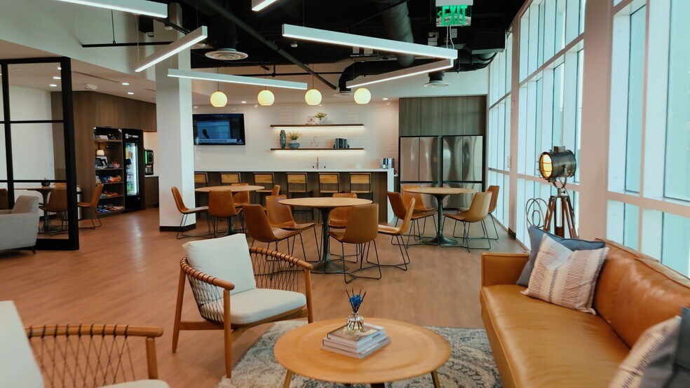 8400 NW 33rd St, Doral, FL à louer - Vidéo sur l’inscription commerciale - Image 2 de 8