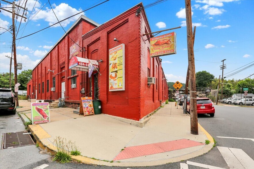 701 Bingaman St, Reading, PA à vendre - Photo du bâtiment - Image 2 de 59