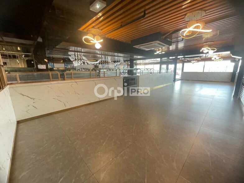 Retail in Quetigny for lease - Interior Photo - Image 2 of 6