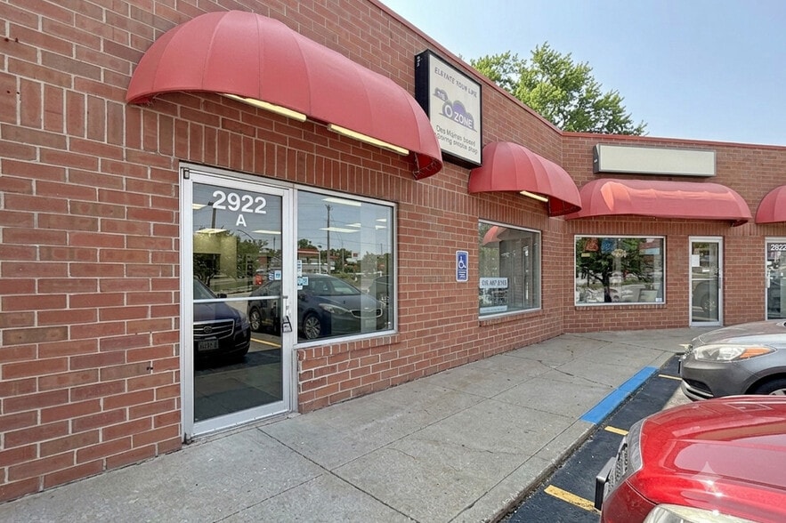 2920-2926 Merle Hay Rd, Des Moines, IA for lease - Building Photo - Image 2 of 14