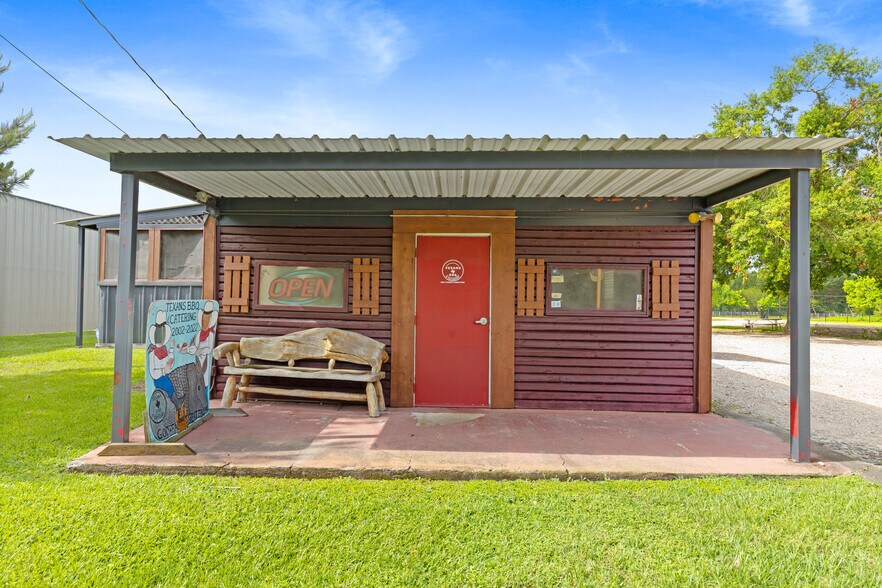 12097 FM 830 Rd, Willis, TX à vendre - Photo du bâtiment - Image 2 de 28