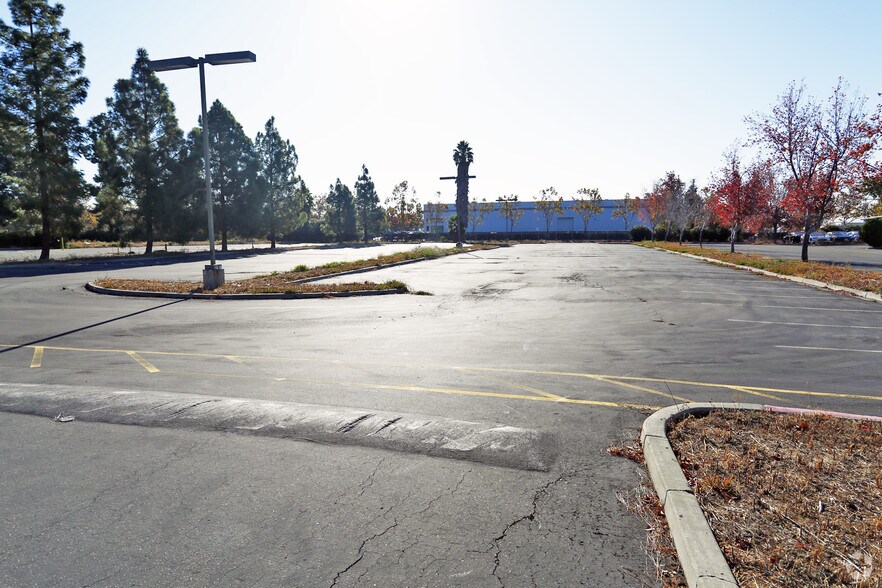 300 Whitney Plz, Fremont, CA à louer - Photo du bâtiment - Image 3 de 5