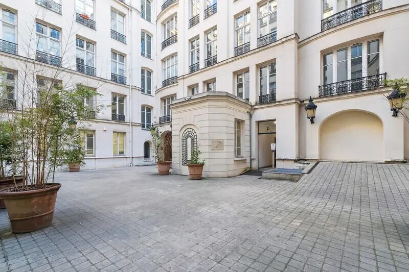 5 Rue Saint-Georges, Paris à louer - Photo du bâtiment - Image 2 de 8