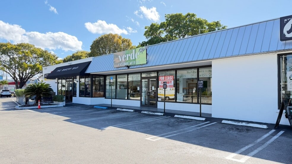 2100-2104 E Oakland Park Blvd, Fort Lauderdale, FL for lease - Building Photo - Image 3 of 24