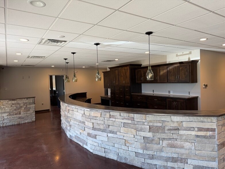 8576 N Green Hills Rd, Kansas City, MO for lease - Building Photo - Image 2 of 7