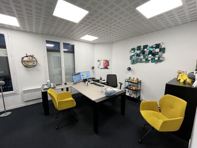 Office in Pacé for lease - Interior Photo - Image 3 of 9