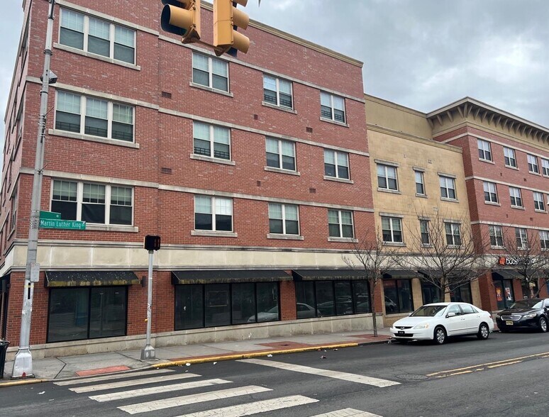 196 Martin Luther King Jr Dr, Jersey City, NJ à vendre - Photo du bâtiment - Image 2 de 6