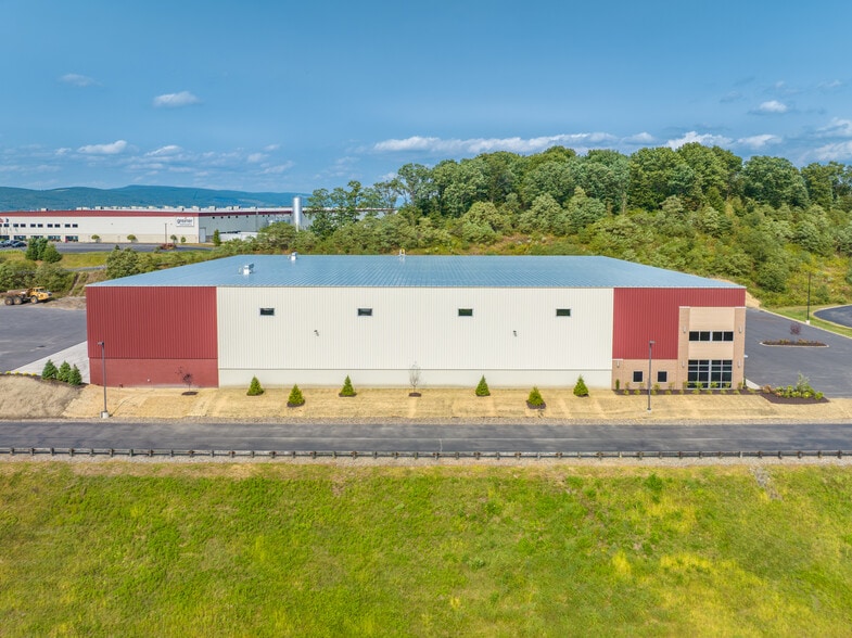 151-191 Enterprise Way, Pittston Township, PA à louer - Photo du bâtiment - Image 2 de 6