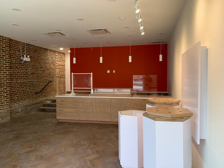9665 101A Ave, Edmonton, AB à louer - Hall d’entrée - Image 2 de 4