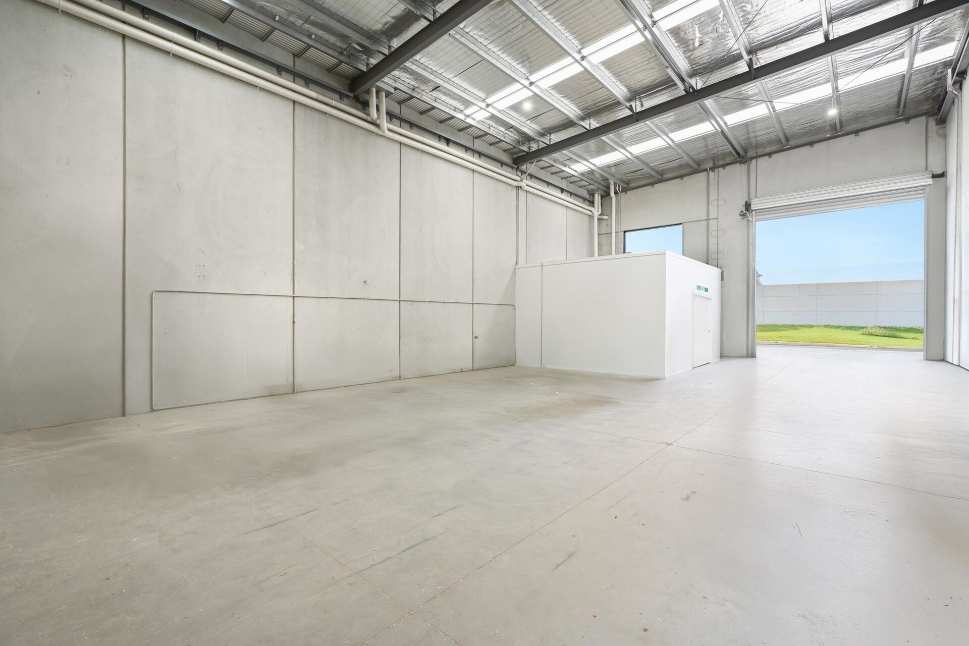44 Whitfield Bvd, Cranbourne West for lease Interior Photo- Image 1 of 4