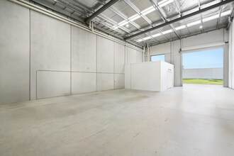 44 Whitfield Bvd, Cranbourne West for lease Interior Photo- Image 1 of 4