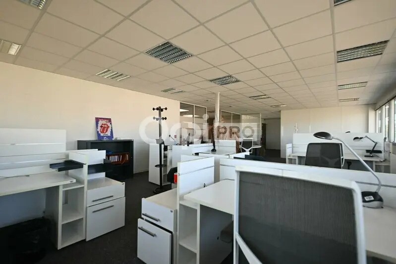 Office in Bron for lease - Interior Photo - Image 2 of 14