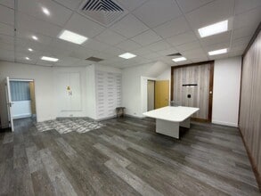 Manor Way, Borehamwood for lease Interior Photo- Image 1 of 5