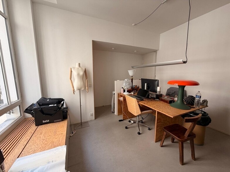 38 Rue Marguerite De Rochechouart, Paris for lease - Interior Photo - Image 2 of 6