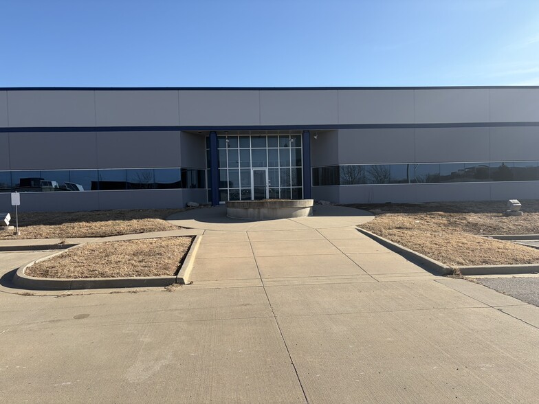 11217-11227 Lakeview Ave, Lenexa, KS for lease - Building Photo - Image 2 of 10