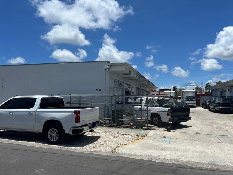 5840-5846 Funston St, Hollywood, FL for lease - Building Photo - Image 2 of 15