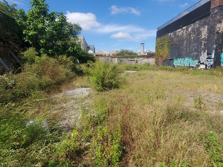 335 Moffat St, Brooklyn, NY à louer - Photo du bâtiment - Image 3 de 17