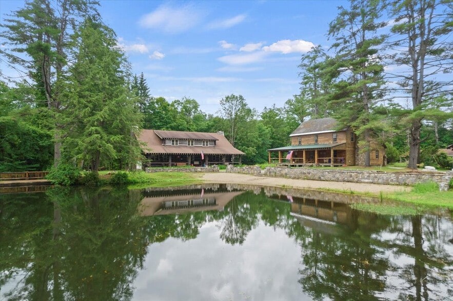 746 Howe Rd, Lake Luzerne, NY à vendre - Photo principale - Image 1 de 40