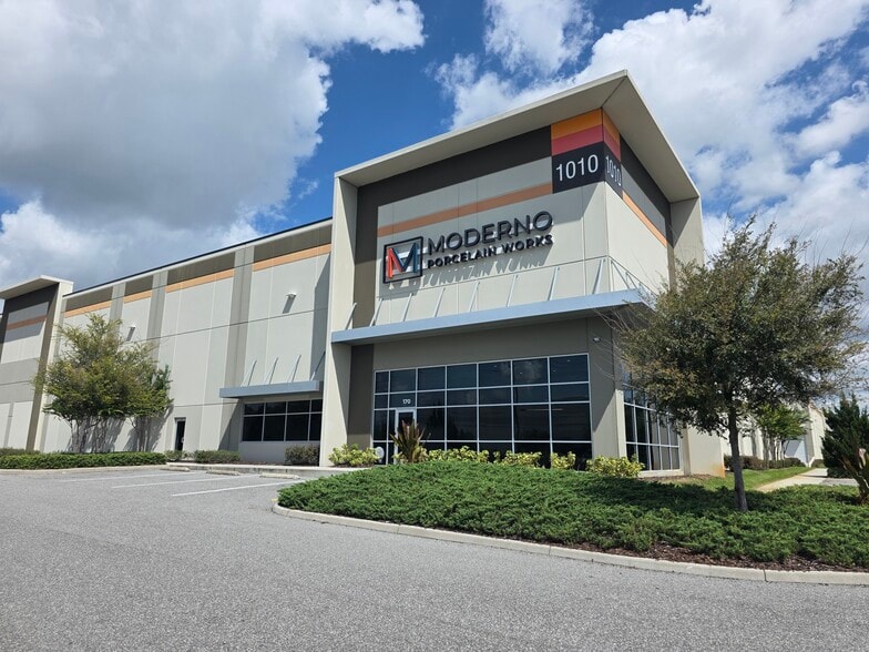 1010 Crews Commerce Dr, Orlando, FL for lease - Building Photo - Image 2 of 16