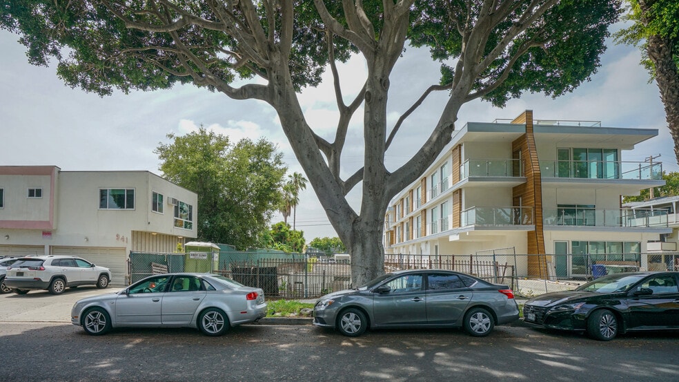 944 N Ogden Drive and 947 N Genesee Ave portfolio of 2 properties for sale on LoopNet.ca - Building Photo - Image 3 of 6