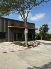 4525 N Stahl Park, San Antonio, TX for lease Building Photo- Image 2 of 3