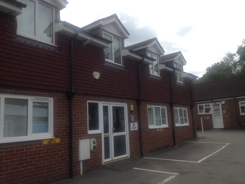 Former Builders Merchants portefeuille de 2 propriétés à vendre sur LoopNet.ca - Photo principale - Image 1 de 2