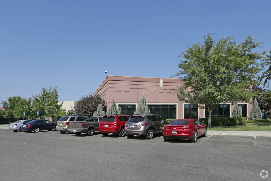 7440 N Palm Ave, Fresno, CA à vendre - Photo du bâtiment - Image 3 de 4