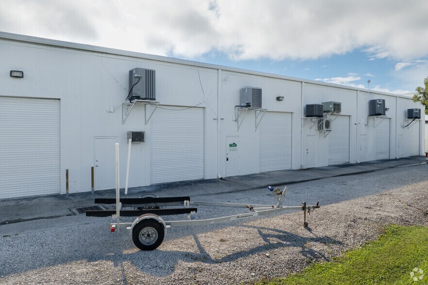 1085 Business Ln, Naples, FL à louer - Photo du bâtiment - Image 3 de 4