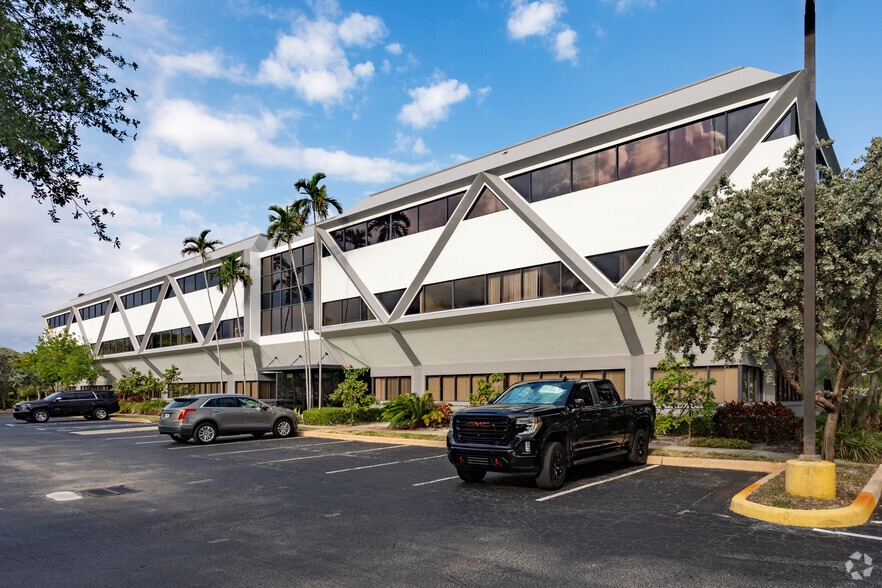 2200 W Commercial Blvd, Fort Lauderdale, FL for lease - Primary Photo - Image 1 of 6