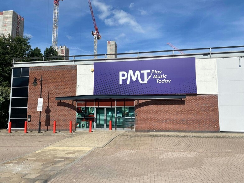 9 Kirkstall Rd, Leeds for lease - Building Photo - Image 2 of 4