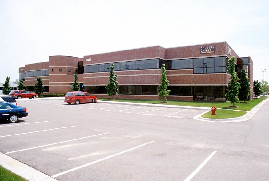 39395 W 12 Mile Rd, Farmington Hills, MI à louer - Photo du bâtiment - Image 2 de 7
