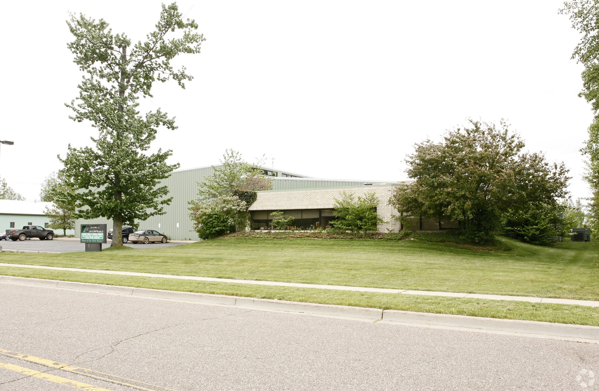 1111 Fenway Cir, Fenton, MI for lease Primary Photo- Image 1 of 3