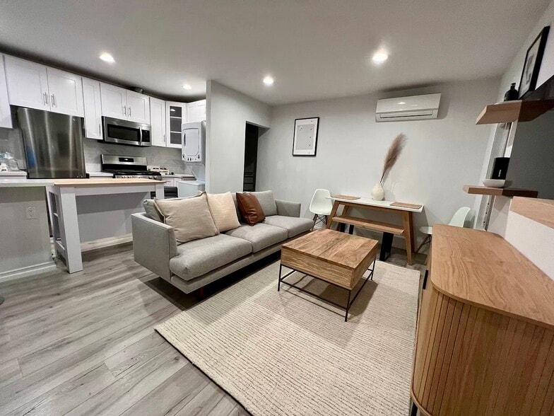 3121 Silver Lake Blvd, Los Angeles, CA for sale - Interior Photo - Image 2 of 28