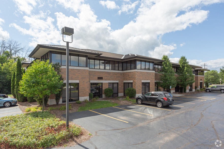 N27W23953 Paul Rd, Pewaukee, WI for sale - Primary Photo - Image 1 of 5