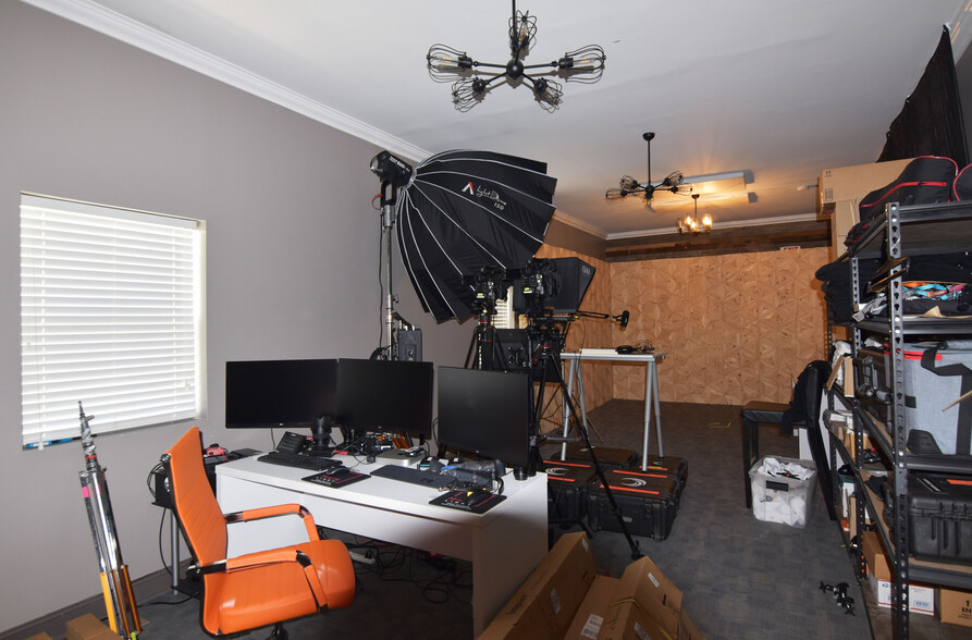 Berry Hill Redevelop 2700-2702 Greystone portfolio of 2 properties for sale on LoopNet.ca - Building Photo - Image 3 of 20