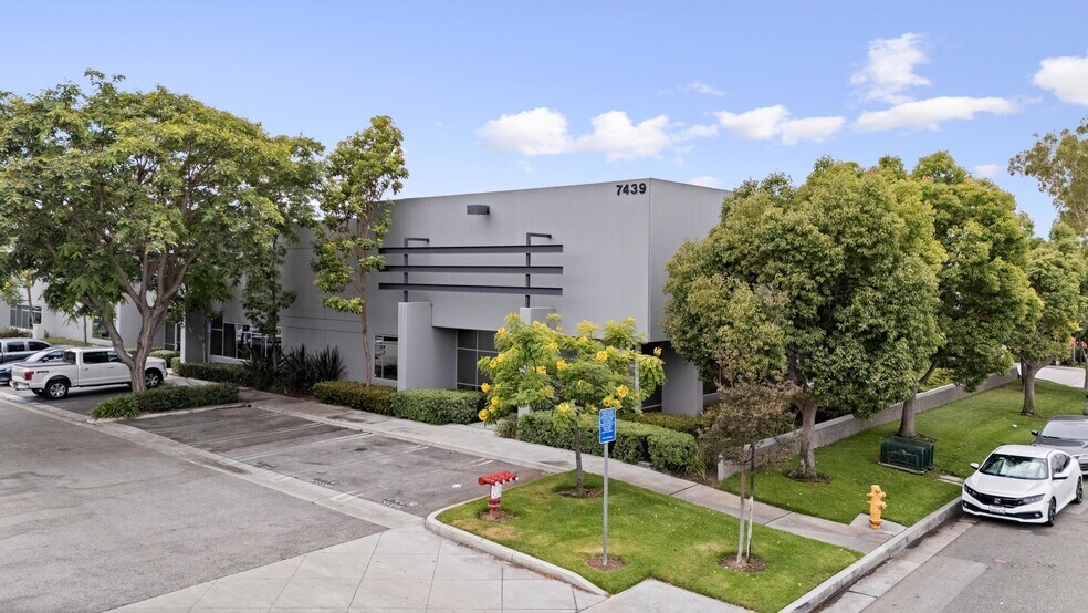 7433-7439 Lampson Ave, Garden Grove, CA à vendre - Photo du bâtiment - Image 2 de 28