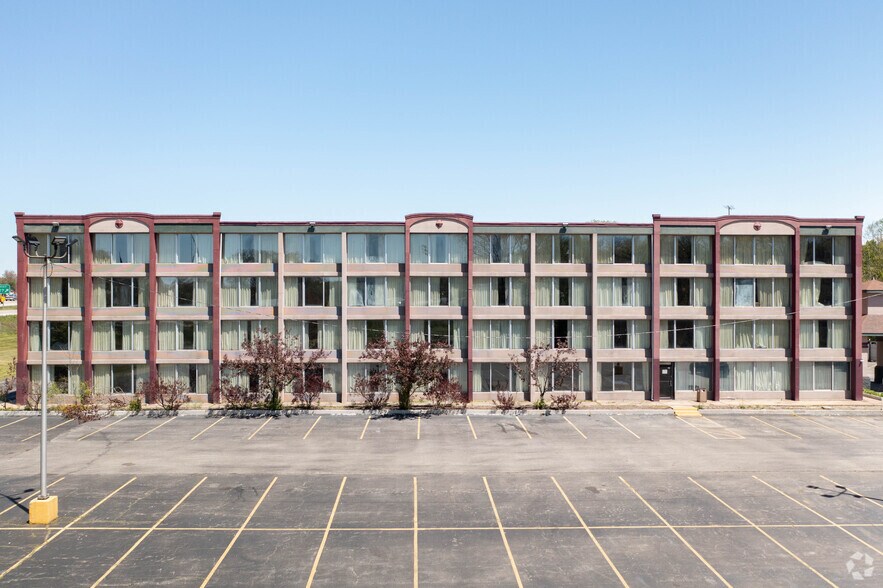 8040 Perry Hwy, Erie, PA à vendre - Photo du bâtiment - Image 3 de 16