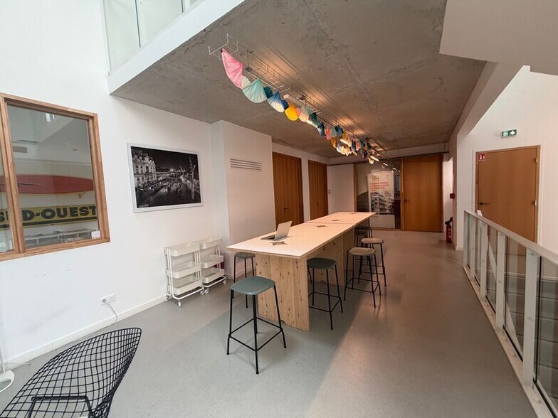 Office in Bordeaux for lease - Building Photo - Image 3 of 11