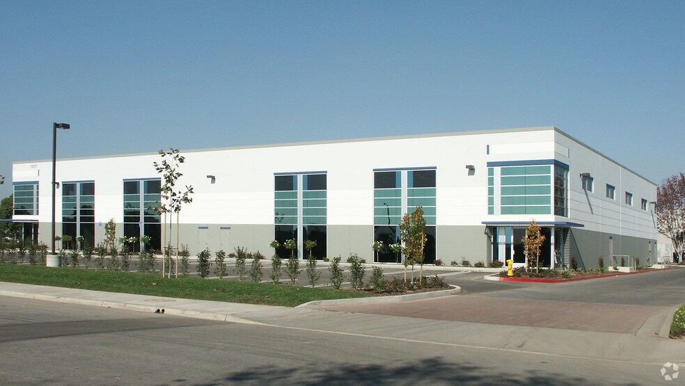 1601 Fiske Pl, Oxnard, CA à louer - Photo du bâtiment - Image 2 de 3