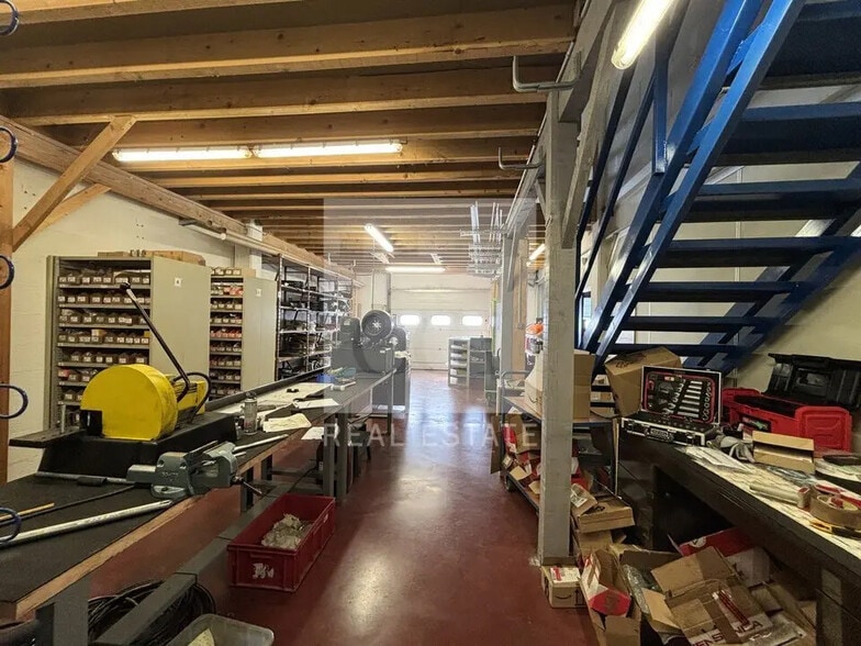 Flex in Saint-Quentin-Fallavier for lease - Interior Photo - Image 1 of 11