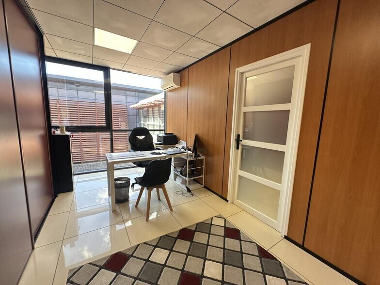 1 Rond-Point De La Résistance, Saint-Jean for lease - Interior Photo - Image 1 of 4