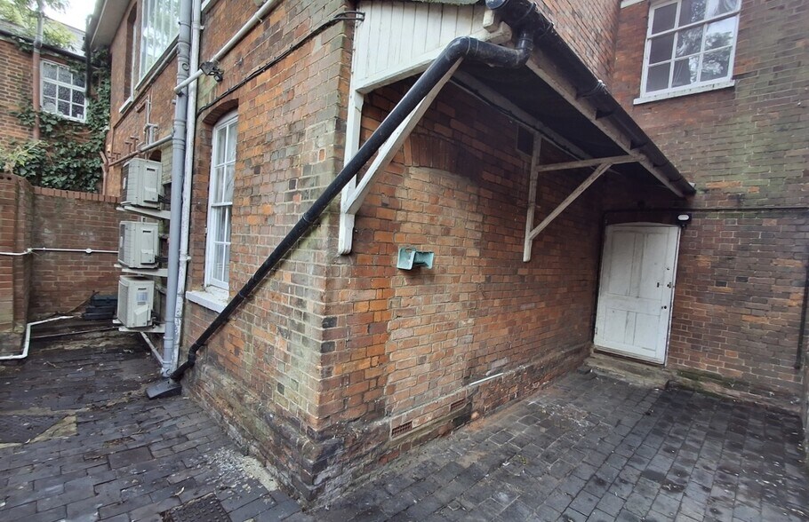 28 St. Peters St, Bedford à louer - Photo du bâtiment - Image 2 de 2