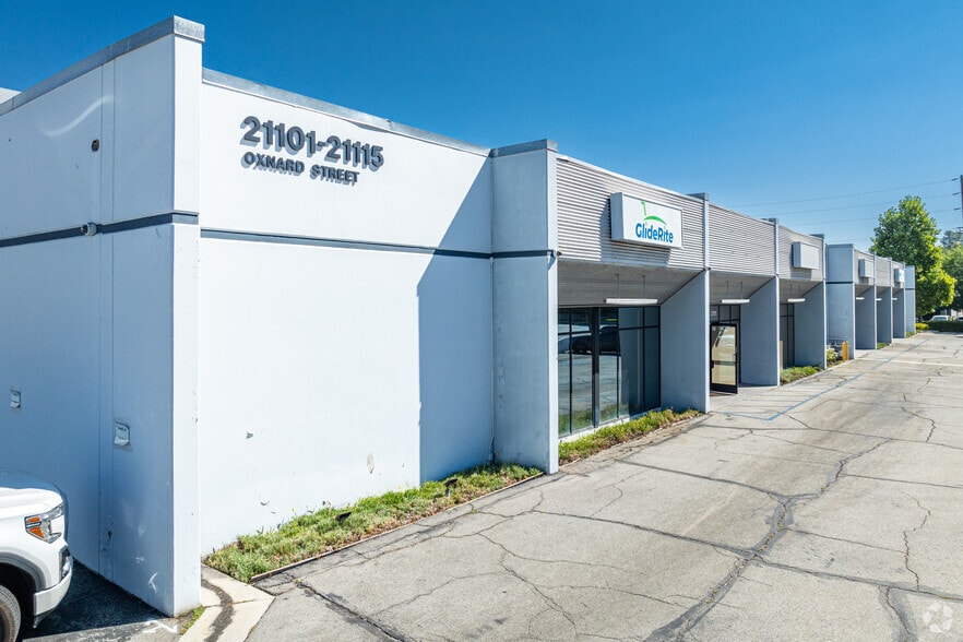 21101-21115 Oxnard St, Woodland Hills, CA for lease - Building Photo - Image 3 of 7