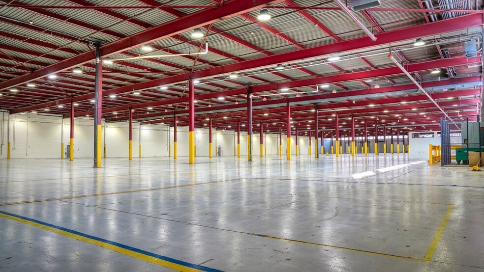 85 Harbor Rd, Port Washington, NY for lease - Interior Photo - Image 2 of 4