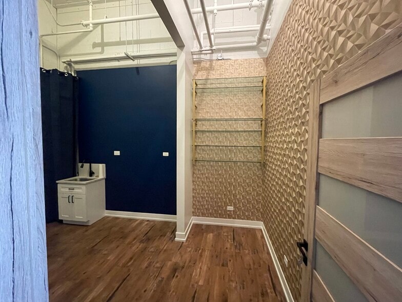 33 E Irving Park Rd, Roselle, IL à louer - Photo du bâtiment - Image 2 de 25