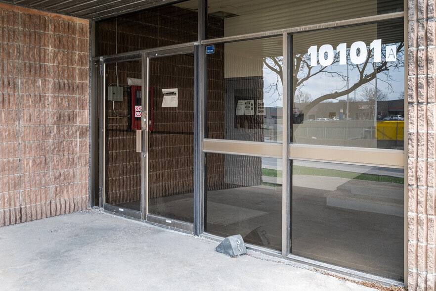 10101 Boul Louis-H.-La Fontaine, Montréal, QC à louer - Photo du bâtiment - Image 2 de 5