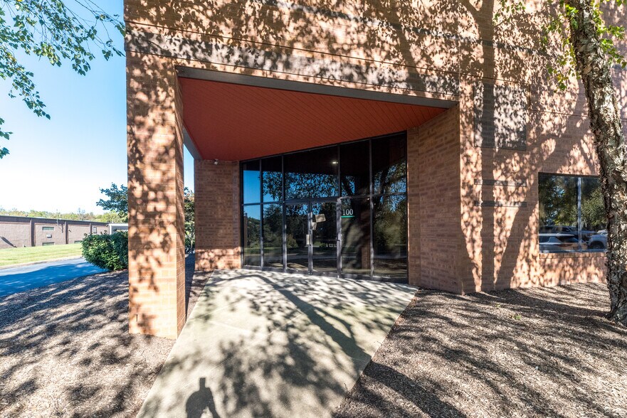 905 Airport Rd, West Chester, PA à louer - Photo du bâtiment - Image 3 de 28