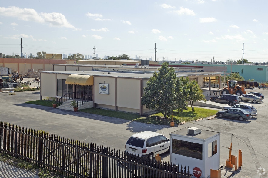 3570 NW 62nd St, Miami, FL for lease - Building Photo - Image 2 of 3