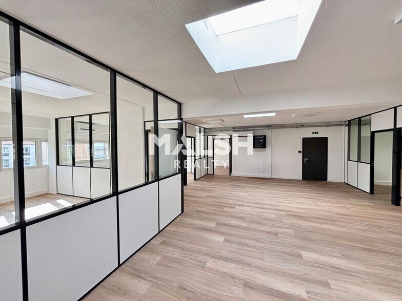 Office in Lyon for lease - Interior Photo - Image 3 of 12