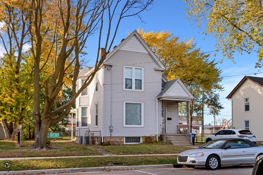 University Student Rentals portfolio of 9 properties for sale on LoopNet.ca - Primary Photo - Image 2 of 9